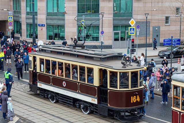 Some of the 6 April crowds with a restored 1908 tram 164. (Romach)