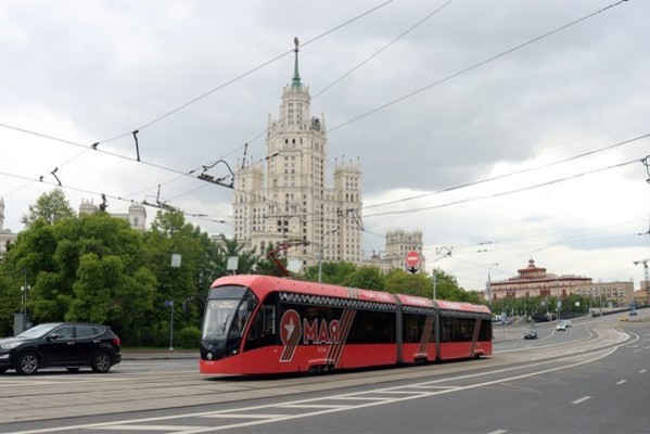 The Moskva Victory Day tram posed in front of an example of Soviet Stalinist architecture. (A. Almazoiv