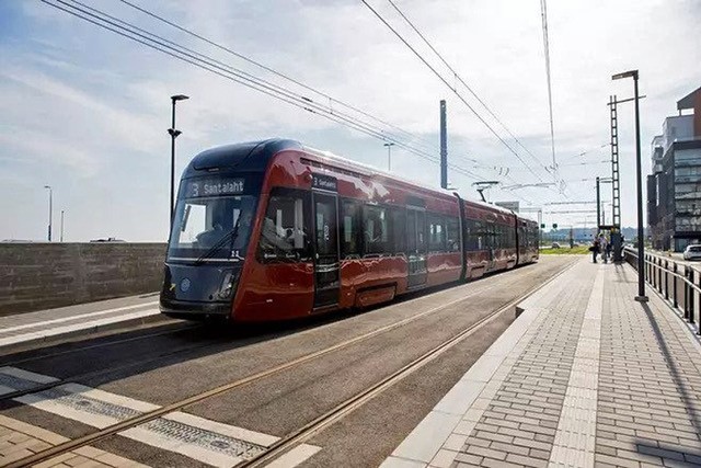 A Tampere tram at the new terminus. (S. Tuominen)