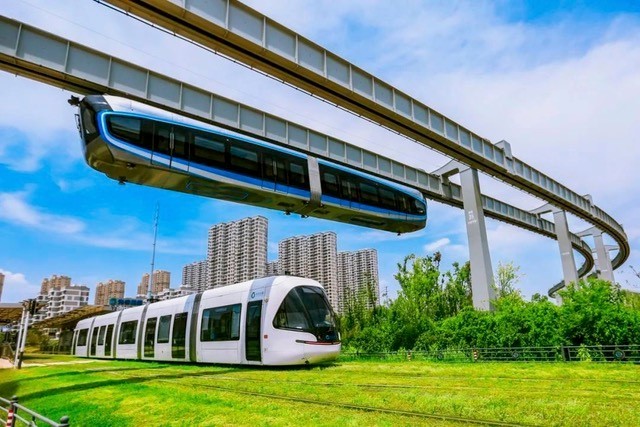 The new monorail crosses the Wuhan tram line. (Optics Vally Skyrail