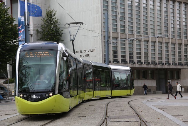 A Brest tram passes the Town hall over paintwork already installed for the second line. (M. Briand)