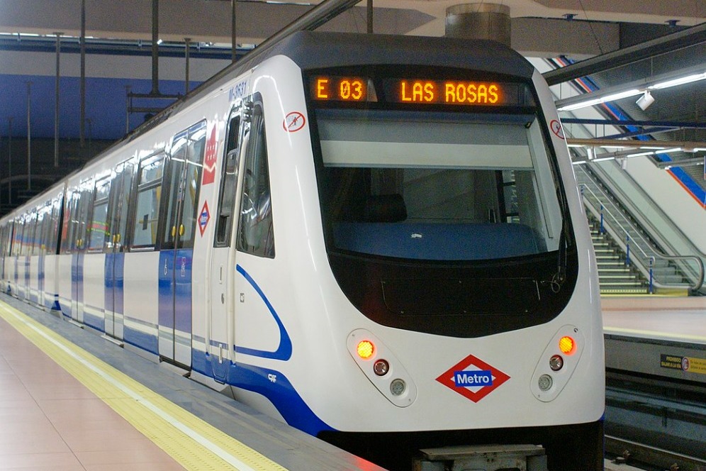 A series 3000 train arriving at Avenida de Guadalajara station on Line 2.