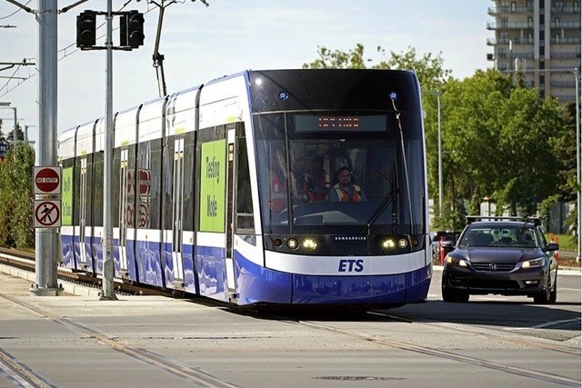 The Valley Line tramway will interface with regular traffic. (L. Wong) Edmonton Valley LRT project