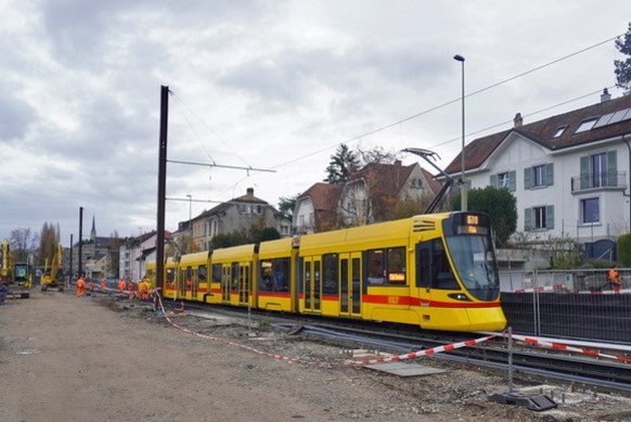 A BLT Stadler tram on the temporary single-track alignment. In the foreground is an area once occupied by note demolished houses. (A. Thompson)