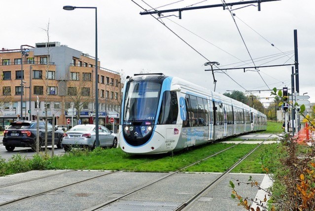 Alstom tram-train on line T12 at Every-Courcouronnes. (J-C Vaudois)