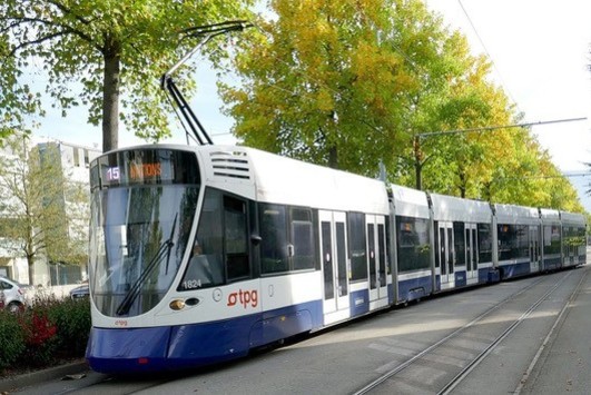 A Stadler Tango tram on Geneva line 15 about to enter the new extension to ZIPLO. (MHM55)