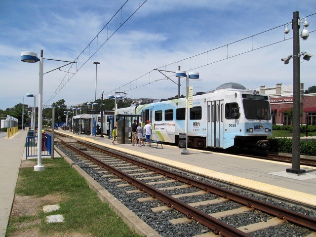 Baltimore light rail train at Hunt Valley terminus. (CC BY-SA3.0