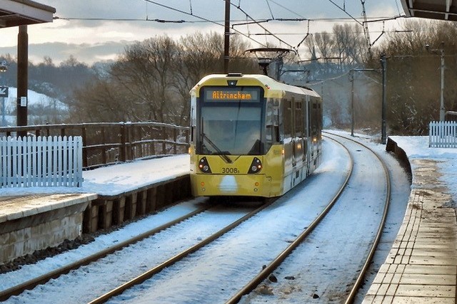 Manchester LRV at Radcliffe station on the Altrincham–Bury line. (D. Dixon)
